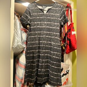 Ellen Tracy Black and Gray Patterned Dress with pockets. Very comfortable Size M